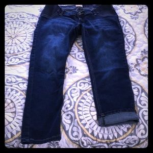 Size medium/6 maternity capris.